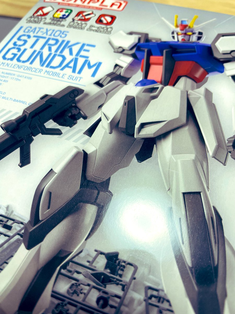 9i3_cc's tweet photo. 手先が不器用なので子どもの頃からプラモデルはほぼ作ったことがありません。
対象年齢8歳と書いてあるけど、たぶん苦戦すると思います。 https://t.co/xBfDcAj4ot