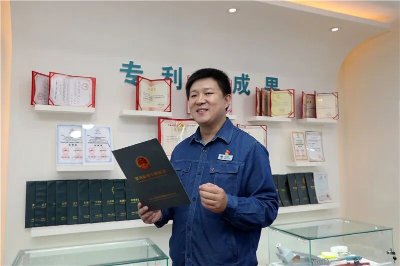Thisisweinan's tweet image. 20+ years on the power grid.

Tie Zijia, a frontline technician, lives by one rule: keep people safe.
He turns real risks into practical safety tools—helping protect workers and keep electricity reliable.

#YouthDay #Safety #Innovation