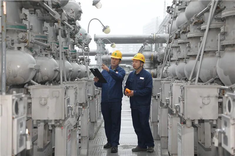 Thisisweinan's tweet image. 20+ years on the power grid.

Tie Zijia, a frontline technician, lives by one rule: keep people safe.
He turns real risks into practical safety tools—helping protect workers and keep electricity reliable.

#YouthDay #Safety #Innovation