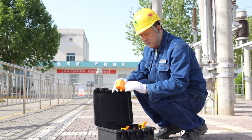 Thisisweinan's tweet image. 20+ years on the power grid.

Tie Zijia, a frontline technician, lives by one rule: keep people safe.
He turns real risks into practical safety tools—helping protect workers and keep electricity reliable.

#YouthDay #Safety #Innovation