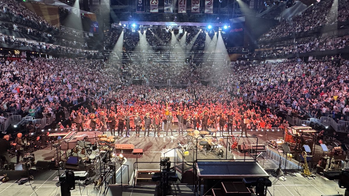 About last night…

Show #234 is now in my top 10. 

The energy in arena was electrifying. The pit was on fire! 

You barely saw anyone on their phone.  

Next stop- Tuesday at UBS. Let me know if you’re going!