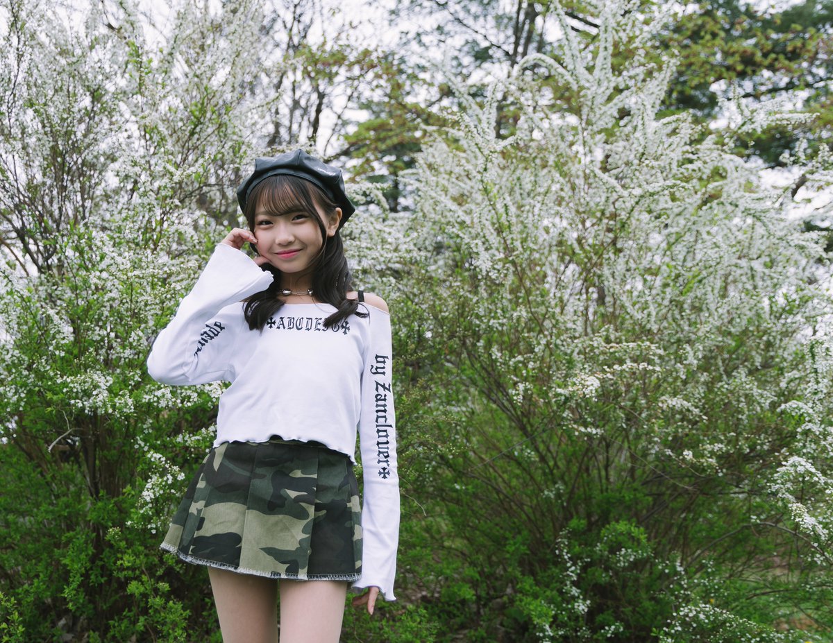 HAMKATSU9's tweet image. 20260503 昭和マルシェin厚別。YuNちゃん物販。２分間の写真撮影。背景のユキヤナギが綺麗です。#yun #jkicreativefactory #sapporo