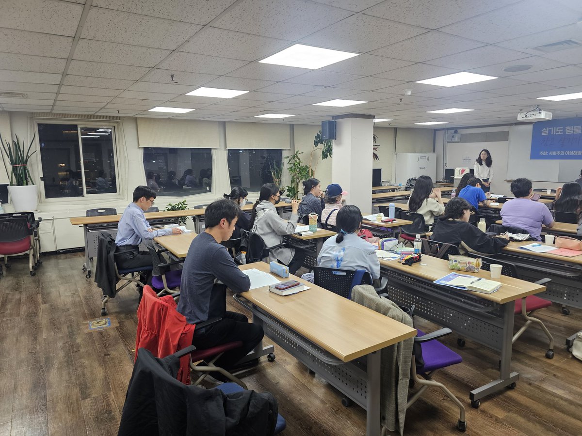 socialist_lib's tweet photo. 지난 4월 29일 열렸던 "살기도 힘들지만 참고 살기가 더 힘든 여자들 모여라!" 수다모임 스케치를 공개합니다. 스스로의 이야기를 용기 있게 해 주시고 여성해방운동에 대한 고민과 의견을 공유해주신 참여자분들께 감사드립니다. https://t.co/U2YffPiYN0