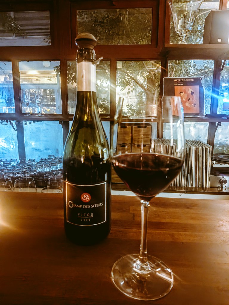 yubesi_umami's tweet photo. 大将に連れて行ってもらいbar bossaさんへ🍷

穏やかな雰囲気の店内は入るだけでほぐれていく感じ
お風呂に浸かっている様な心地良さあるお店だと、大将
いや��なんとも言い得て妙
こういう感覚的なものを言語化できるのはすごいなぁ
ゆったり穏やかな素敵な時間でした〜！

#barbossa
#ワインバー https://t.co/7keks4pnTh