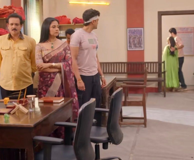 He took her with him and look at vishwa🤭🤣😭 

Vishwa was like : Meri behen ko kaha leke Jaa rahe ho. 🤭🤣 

#Rajdheer #MahadevAndSons #AasimKhan #GarvitaSadhwani