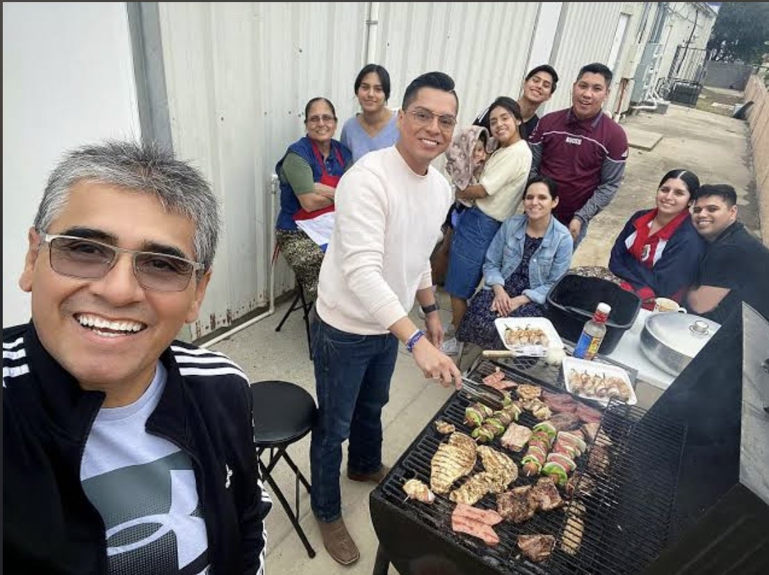 TcbMarck's tweet photo. #MasQueUnPartido disfrutando toluca vs pachuca en un asado 
vamos diablos rojooooos 👹 https://t.co/8ay9vDCwof
