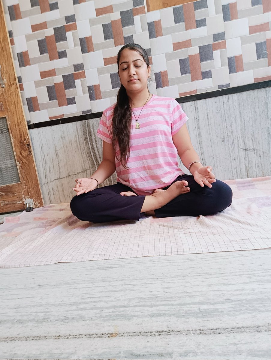 aartisingla1199's tweet photo. आज की भाग दौड़ भरी जिंदगी में सबसे मुश्किल काम है खुद को खुश रख पाना 😥Saint Gurmeet Ram Rahim ji फरमाते हैं कि यह तभी संभव है जब हम दिन में 10-15 मिनिट खुद के लिए निकाले 😇और अपनी अच्छी व बुरी आदतों पर ध्यान दें रोजाना मेडिटेशन 🧘 कर बुरी आदतों से बच सकते हैं।#BestInvestment https://t.co/4S6NR0Bhqm