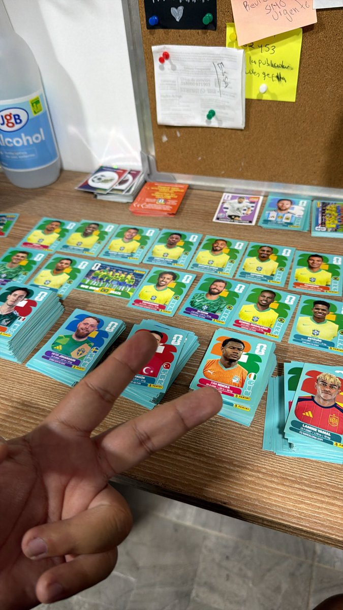 SoyRicharGarcia's tweet image. Así me fue con mi caja de álbum de Panini #Panini #Colombia - luego el balance