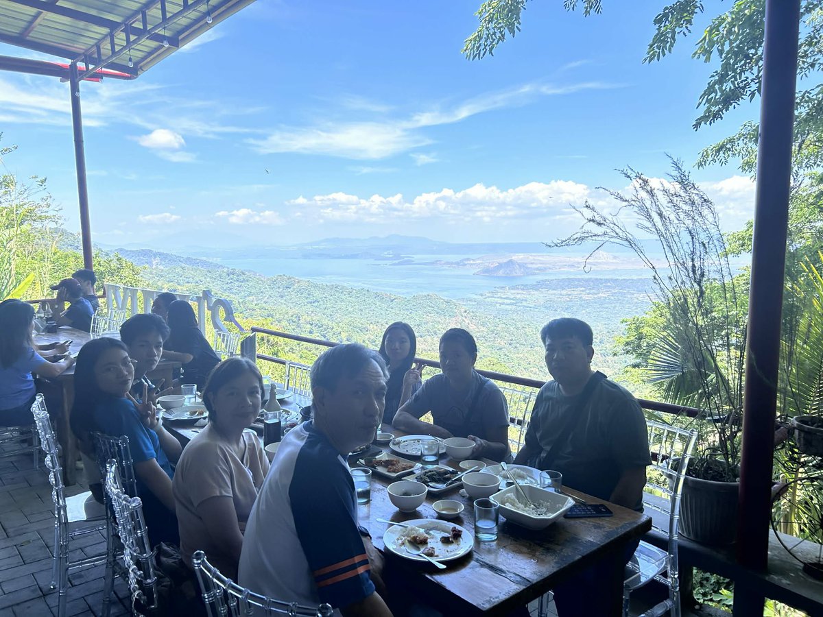 LylethP's tweet image. “Your food is great and the view is stunning. Parking is good. Staff are welcoming especially Mercedes and the two boys (forgot their names) serving us at the ground floor. Will definitely come back.”

#LylerhsGoodFeedback
#GoodFood 
#TaalViewRestaurant