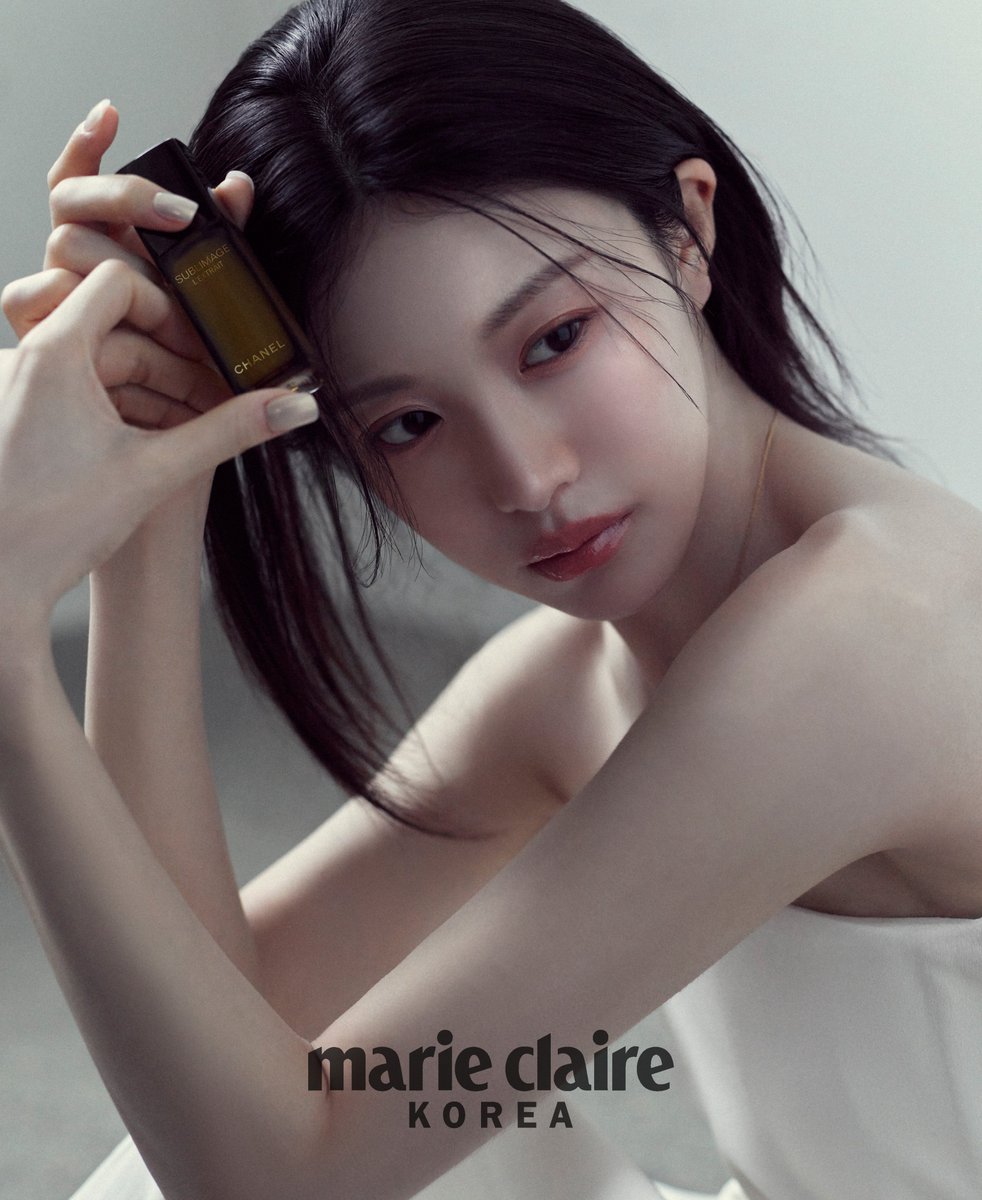 marieclairekr's tweet photo. #제작협찬 빛과 공기, 그리고 시간이 머무는 한낮. #샤넬수블리마지 의 핵심, 바닐라 플래니폴리아의 에너지가 #고윤정 의 피부 위에 고요하게 스며들며 숭고한 광채로 빛납니다.✨ 빛나는 순간을 포착한 #마리끌레르코리아 화보를 만나보세요. 📷 

#GoYounjung #샤넬뷰티 #CHANELBEAUTY #샤넬프리미엄안티에이징 #SUBLIMAGE #샤넬스킨케어