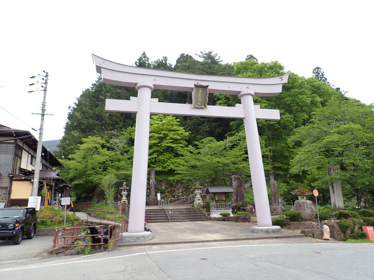 gemini930jp's tweet photo. GWは飛騨古川に。まず、能登の気多大社から分かれた気多若宮神社へ。
NHKのドラマ「さくら」で有名な三嶋和ろうそく店で、7代目の三嶋順二さんの和ろうそくの話を聞きました。
渡辺酒造店では、いろいろなお酒をテイスティングできます。
最後は宇津江四十八滝温泉しぶきの湯 遊湯館で休んできました。 https://t.co/Bn06Tcg34S