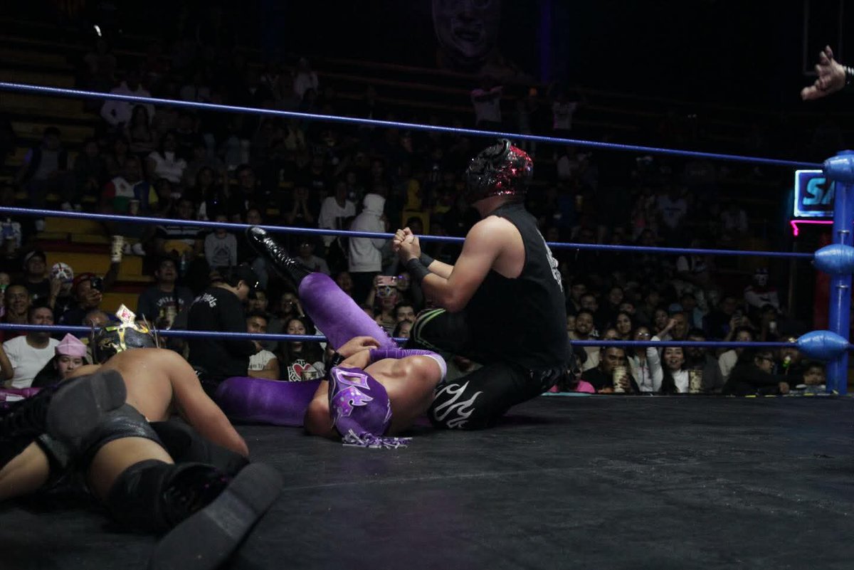 LaTijeraLucha's tweet image. Formidable cuadrangular de recios aéreos❗️
La mayor experiencia de #ToritoNegro se impuso al dar cuenta de #MayingFly, quienes sale con una lesión aprovechando que #DeathMagic y #PrinceMagic estaban fuera del cuadrilátero por tremendos vuelos que hicieron vibrar al público...