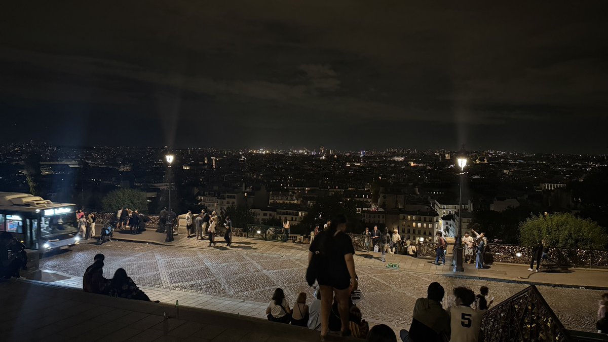 99nelius's tweet photo. 5h05 tu t’rpl que ta meuf t’aimais plus depuis d mois toi t’étais tt seul en train de faire le tour de Montmartre pcq elle t’avais parlé de chips 1 fois ds sa vie et tu voulais lui trouver le paquet pr lui faire plaisir mon dieu ce que l’amour peut faire à un homme dévoué https://t.co/ypV9zsVmYs