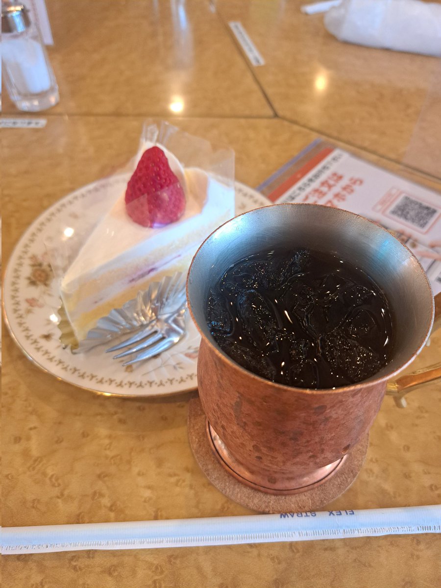 next_day0504's tweet photo. ライブ連戦の疲れで動きたくないが連泊最終日にしてホテルの部屋に清掃入ると言われたので喫茶店に入ってみた！うまかった！ https://t.co/UXWxIGUjBy