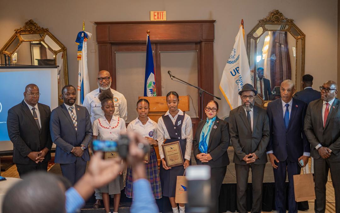 AstuceTele's tweet photo. Haïti célèbre la plume de sa jeunesse. À Port-au-Prince, la cérémonie du Concours national de compositions épistolaires 2026 a réuni autorités et acteurs éducatifs autour des lauréats, sous l’égide de l’Union postale universelle et de ses partenaires onusiens. https://t.co/GJsO9GS7qp