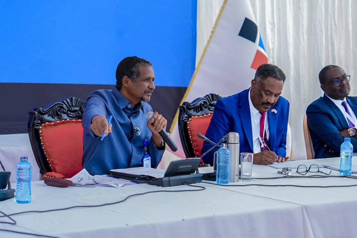 Eddie_Mugoh's tweet image. Kwa meeting ya RSF keringet walitoa wrapper ya maji kwa chupa wasionekane wanauzia wauwaji.

Wakasahau wrapper ya kifuniko. Mafala wako Kenya.