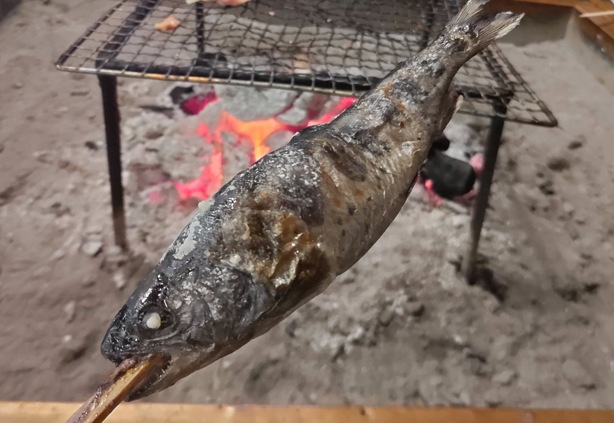 囲炉裏で沢蟹🦀と魚🐟️焼いてきた。火が通るのに30分くらいかかった