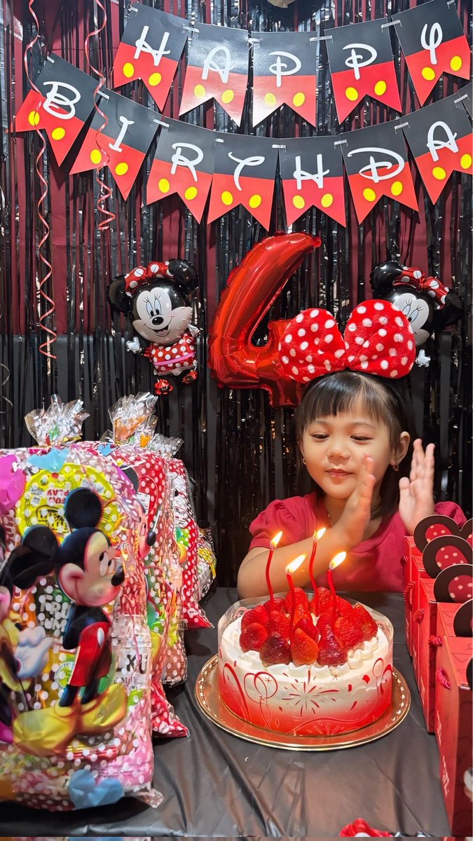 selamat ulangtahun Shaquilla Aresha Zerina tumbuh baik dan bahagia. maaf mama papa yang banyak kurangnya🤍🥺