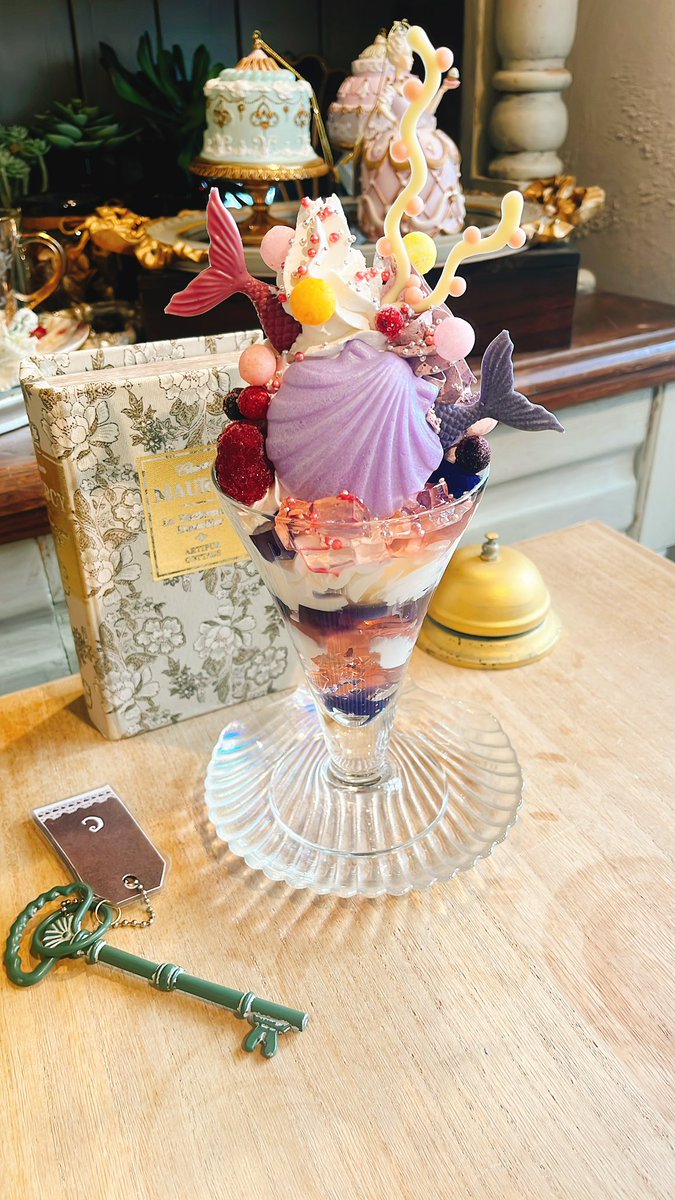 男一人では絶対に入れないようなカフェで、マーメイドパフェを食べまし