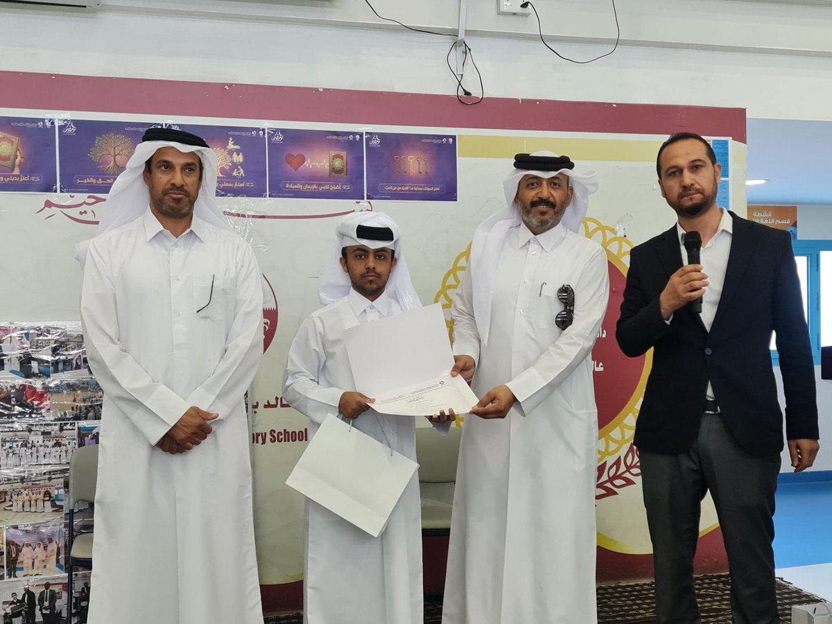 kbwschool's tweet photo. تم اليوم بحضور الموجه التربوي لقسم الدراسات الاجتماعية الاستاذ/حسين عبدالله تكريم طلبة مدرسة خالد بن الوليد  الاعدادية للبنين والحاصلين على المركز الثالث في مسابقة تراثي هويتي على مستوى مدارس البنين وذلك في إطار الاهتمام بغرس قيم الانتماء الوطني والاعتزاز بالتراث في نفوس الطلبة. https://t.co/OZwm3T6wt8