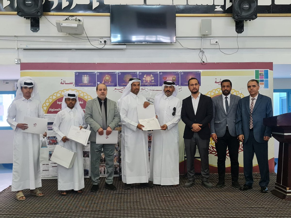 kbwschool's tweet photo. تم اليوم بحضور الموجه التربوي لقسم الدراسات الاجتماعية الاستاذ/حسين عبدالله تكريم طلبة مدرسة خالد بن الوليد  الاعدادية للبنين والحاصلين على المركز الثالث في مسابقة تراثي هويتي على مستوى مدارس البنين وذلك في إطار الاهتمام بغرس قيم الانتماء الوطني والاعتزاز بالتراث في نفوس الطلبة. https://t.co/OZwm3T6wt8
