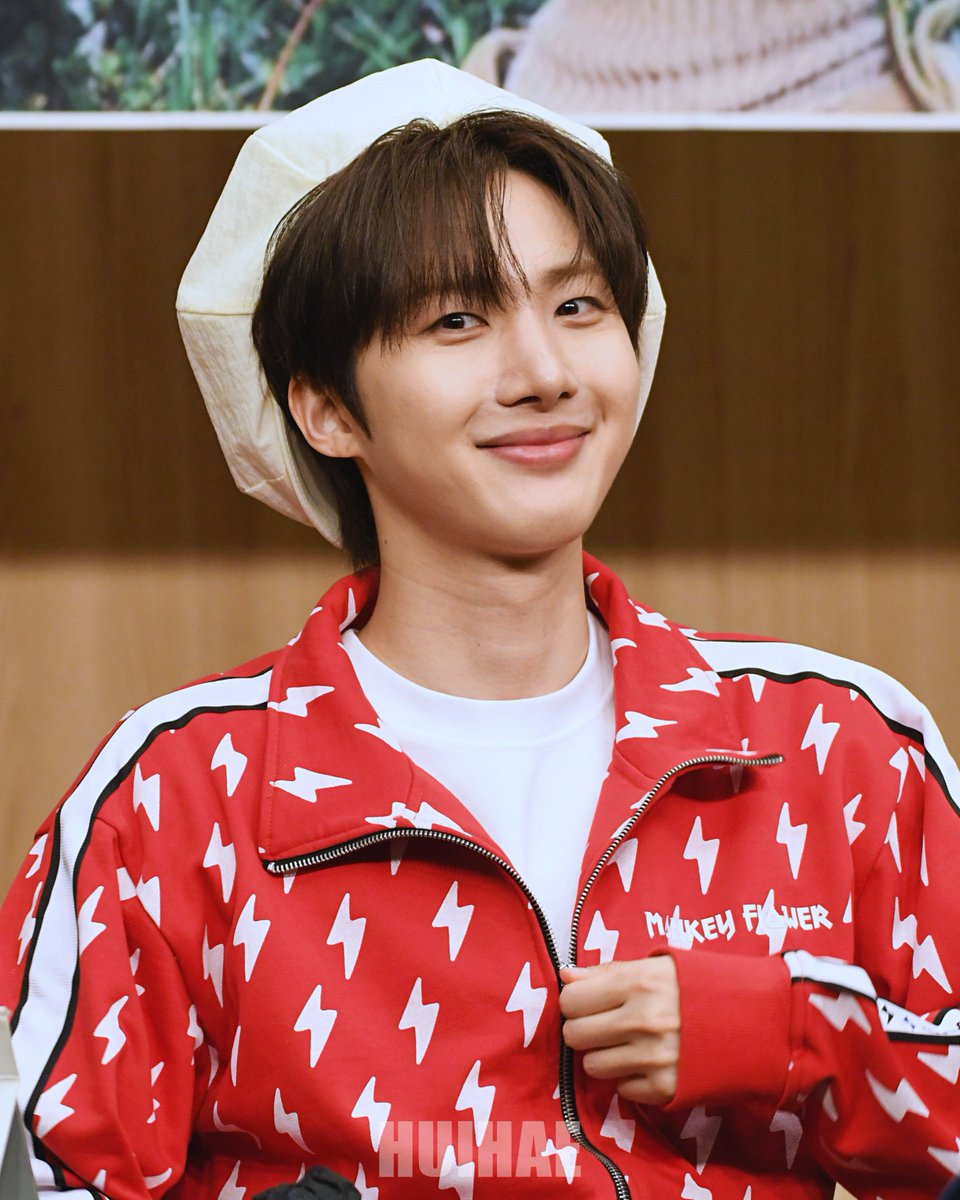 260503
애플뮤직 팬사인회

( ˘ ³˘)♥

#PENTAGON #펜타곤
#HUI #후이
#내일의_나에게