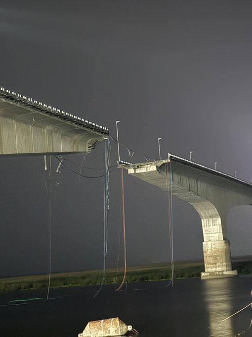 Benarasiyaa's tweet image. A portion of the Vikramshila bridge collapsed in Bhagalpur district of Bihar.