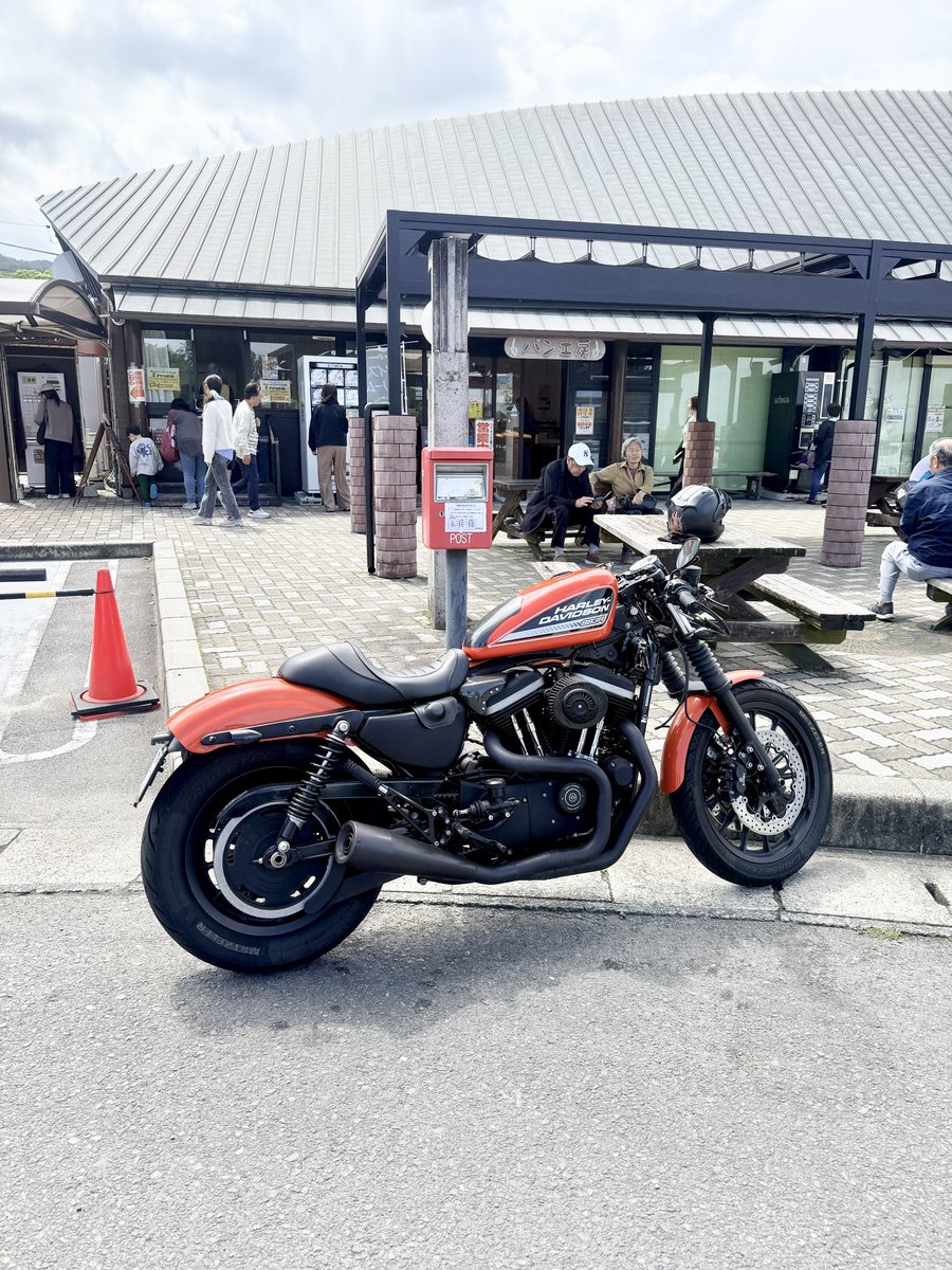 Shiro_Miki's tweet photo. 5月4日(月)
883Rでパンの人🍞
@popoxl1200x さんに頂いたステッカーも貼りました

#バイク乗りと繋がりたい #バイク好きと繋がりたい #車好き
#883R https://t.co/Pya6zUXb96