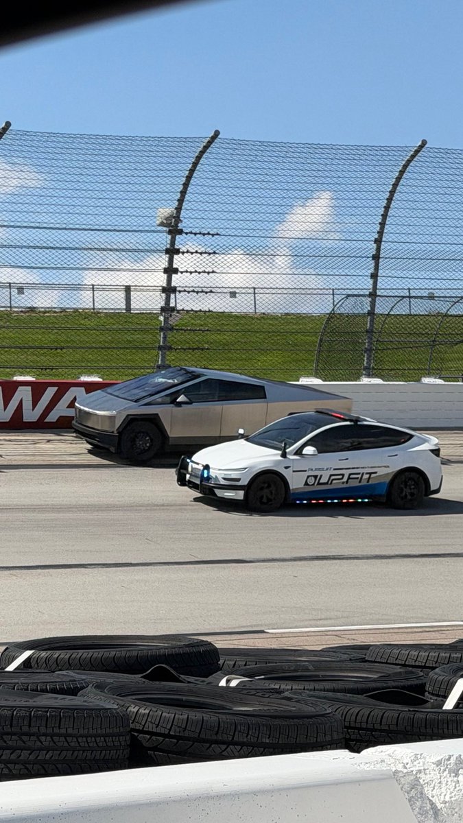 doohbor's tweet photo. Upfit Model Y and Cybertruck on a real race track! https://t.co/iAtaeWtYgy