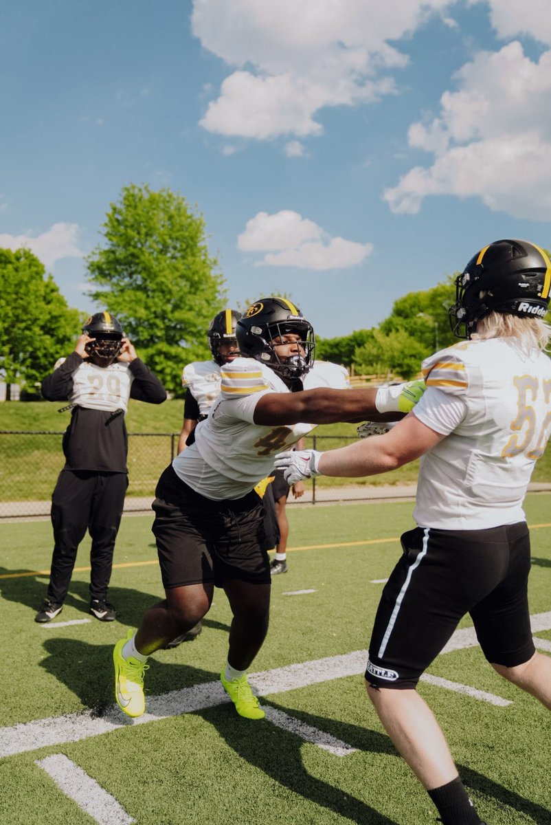Dylan9kk's tweet photo. Sophomore year loading !! #undisputed #sbg 
@lbcoachchris @Coachmessay @CoachJdubSFA @_CoachT8nk @kdawg2certified https://t.co/jeUoCTvsR8