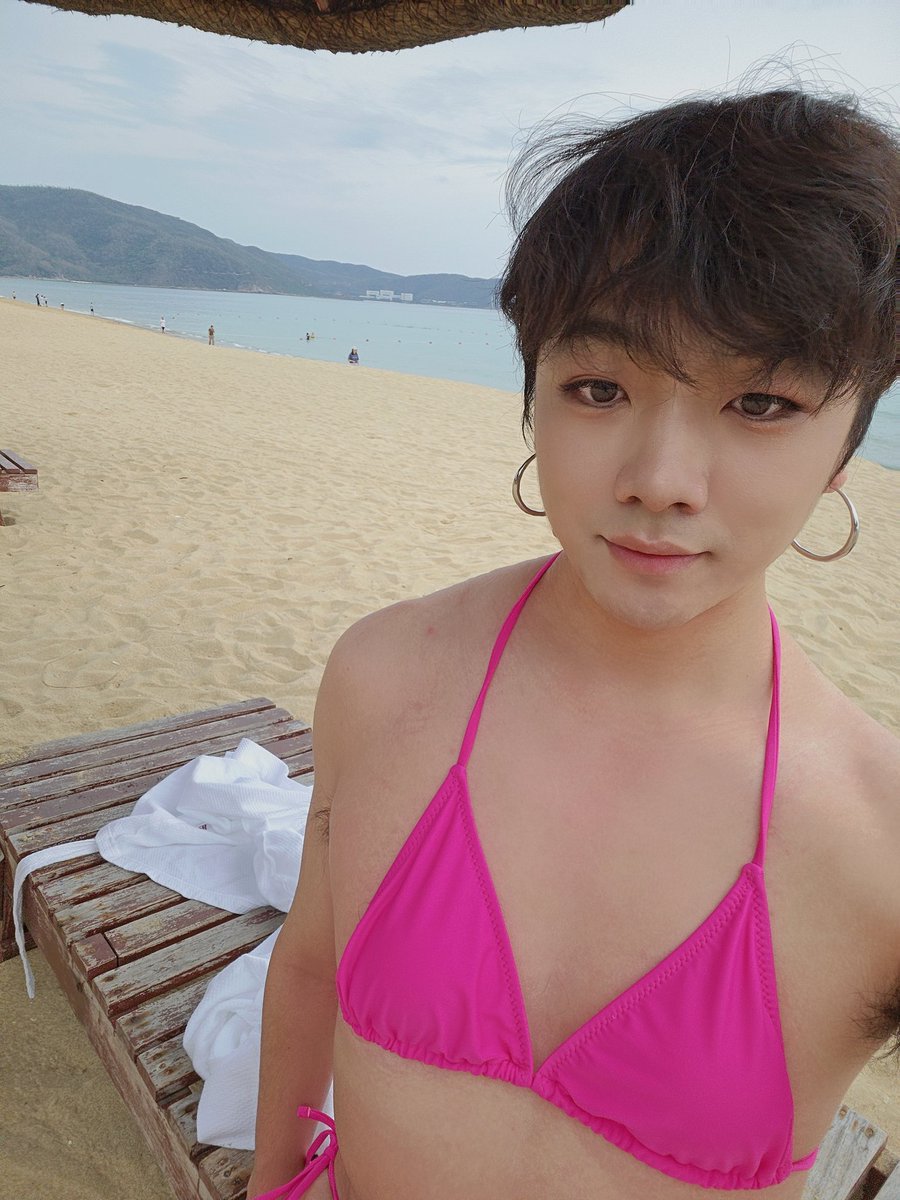 SYang03710's tweet photo. 第一次在上海海边穿这么骚的比基尼…整个海岸唯一粉色比基尼，细细的布料根本遮不住我下面已经硬起来的小东西
海风一吹，奶头都挺起来了，浪花打在腿间又湿又滑…
小男娘终于忍不住把自己最淫荡的一面露给陌生人看了～
好想被海边的人盯着撸出来啊…谁懂这种第一次的快感？
#伪娘 #比基尼 #露出 https://t.co/z4tUhpRrmr