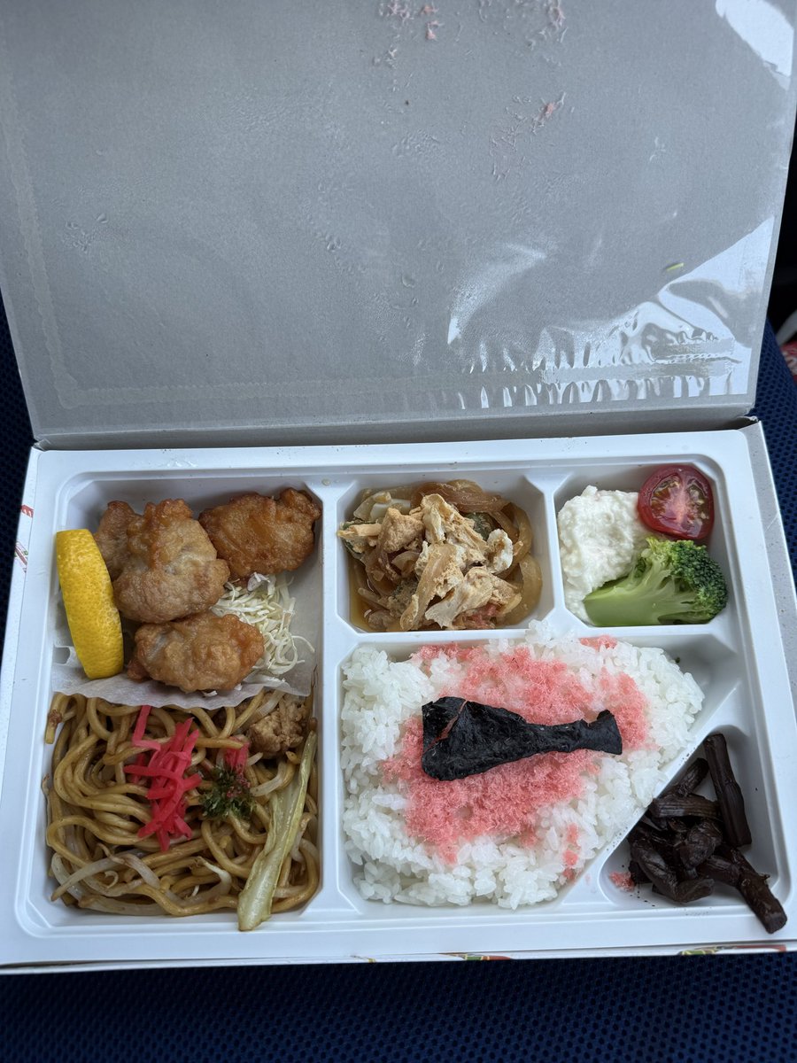 miyoshi792's tweet photo. 羽生道の駅にて限定50食のさくまひできさんプロデュースのお弁当！
思い出が詰まった桜でんぶご飯
美味しかったです

#さくまひでき https://t.co/WuLWcoznt5