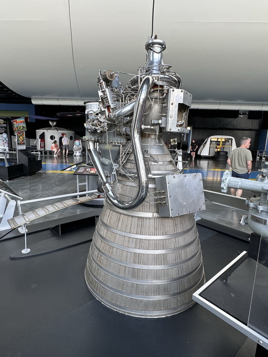 ロケットダイン社製 RL10 ロケットエンジンモデル完成品 アラバマ州ハンツビル、米宇宙ロケットセンター RL10ロケットエンジン