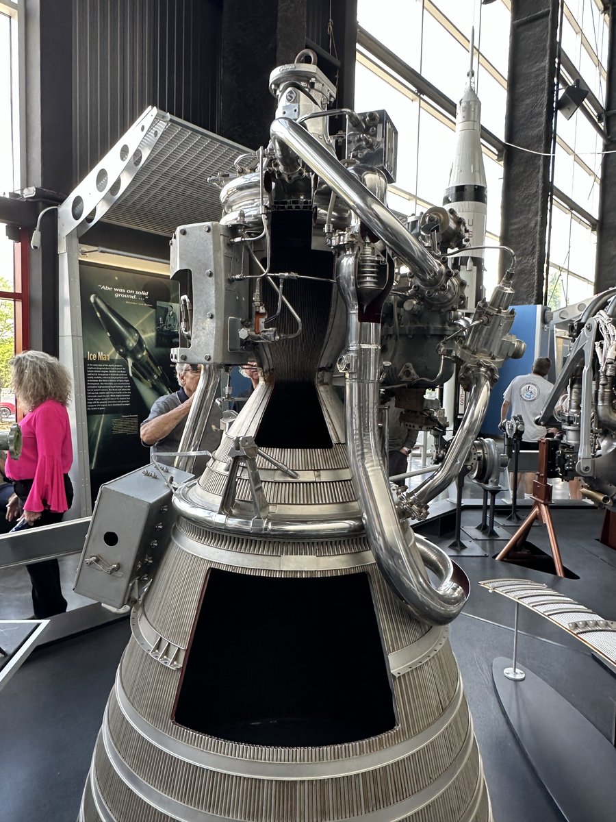 アラバマ州ハンツビル、米宇宙ロケットセンター
RL10ロケットエンジン
60年以上にわたり（さまざまな型式で）使用されてきた、米国製の水素推進ロケットエンジンです。この展示では、エンジンの各部の断面を見ることができます。