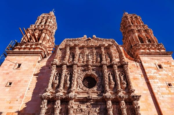 1981Sanctuaries's tweet image. Lost in the intricate details of the Zacatecas Cathedral! This Churrigueresque masterpiece is even more breathtaking in the afternoon sun. Truly the heart of this pink stone city.
#Zacatecas #Mexico #ArchitectureLovers #TravelGram #Cathedral