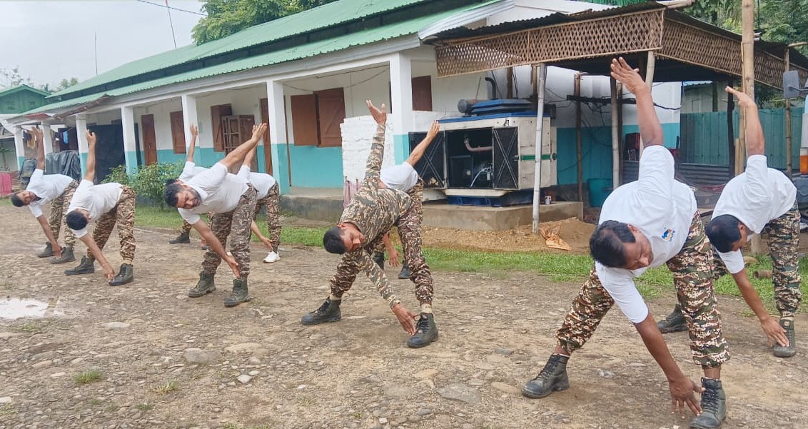2Diphu's tweet image. Jawans of 20 Bn, CRPF, Jiribam, Manipur kick start their day with exercise &amp;amp; yoga, fueling up for a day of service &amp;amp; dedication! #CRPF #Jiribam #MorningMotivation #FitJawans #WinterWorkout