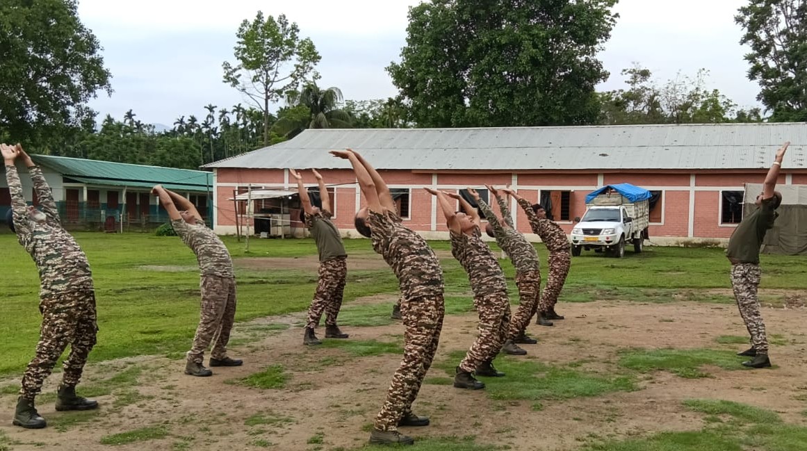 2Diphu's tweet image. Jawans of 20 Bn, CRPF, Jiribam, Manipur kick start their day with exercise &amp;amp; yoga, fueling up for a day of service &amp;amp; dedication! #CRPF #Jiribam #MorningMotivation #FitJawans #WinterWorkout