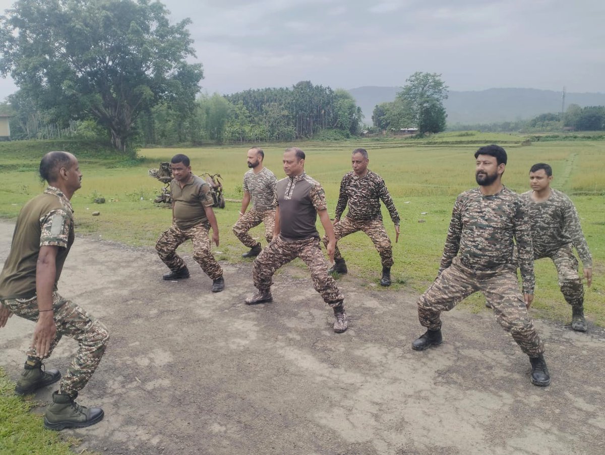 2Diphu's tweet image. Jawans of 20 Bn, CRPF, Jiribam, Manipur kick start their day with exercise &amp;amp; yoga, fueling up for a day of service &amp;amp; dedication! #CRPF #Jiribam #MorningMotivation #FitJawans #WinterWorkout