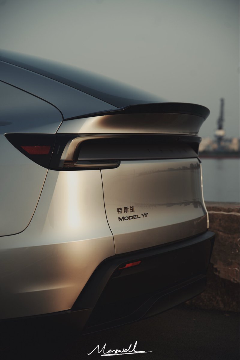 Maxmustwell's tweet photo. First shoot with my Tesla Model YL！
Grey Interior/Cosmic Silver

I’ve always believed Tesla are more than machines -they carry design and a sense of direction.

#Tesla #modelyl #modely #carphotography https://t.co/3VljCRai7T