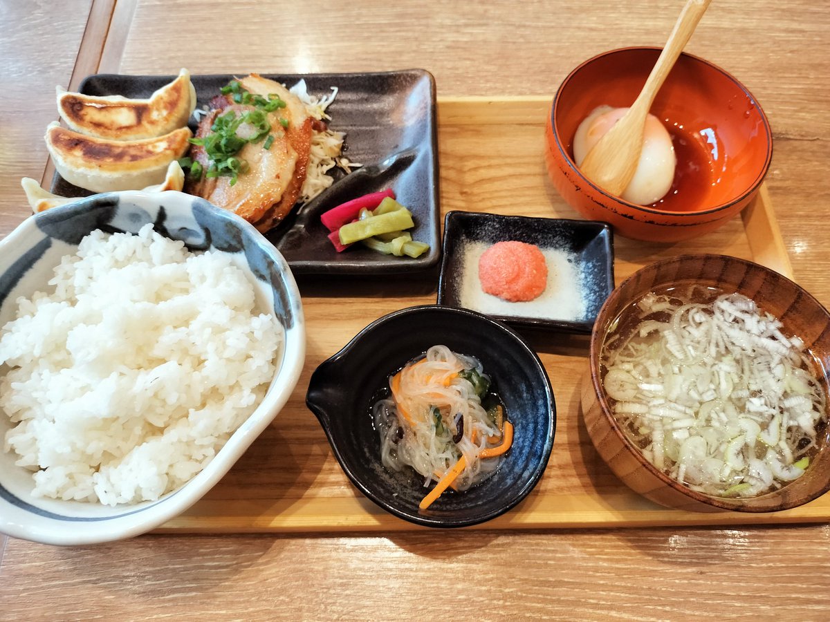 久々にダンダダンで焼餃子＆チャーシュー定食🥟

ここのところ餃子に飢えてたから沁みるわぁ😌

NATTY SWANKY優待券で支払い💰

マークシティの行列はベーカリーレストランCの食べ放題なのかな🤔