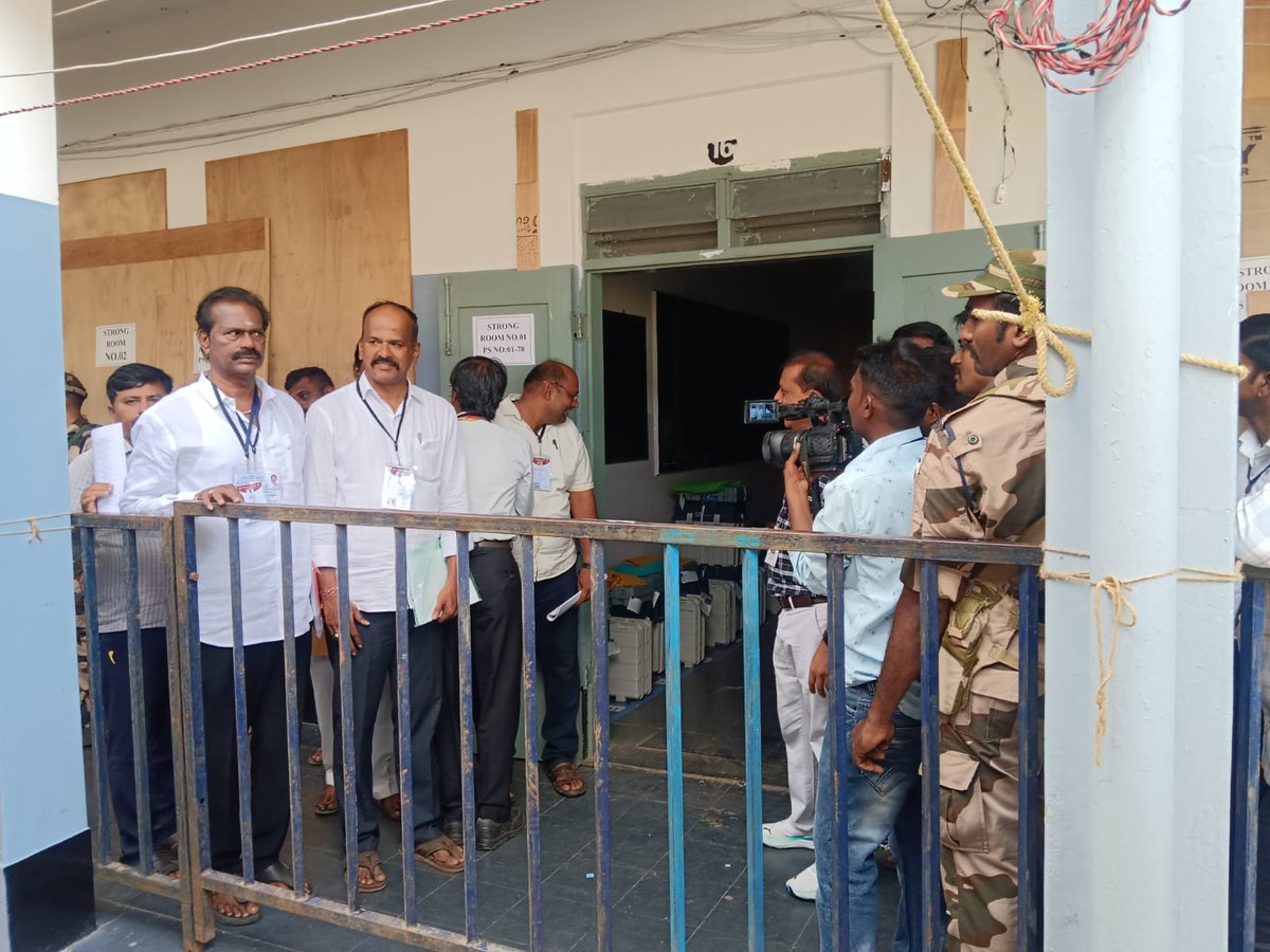 S27chandr1_TNIE's tweet image. The counting of votes for the #byelections to the #Davanagere South assembly constituency begins at DRR school.

@XpressBengaluru