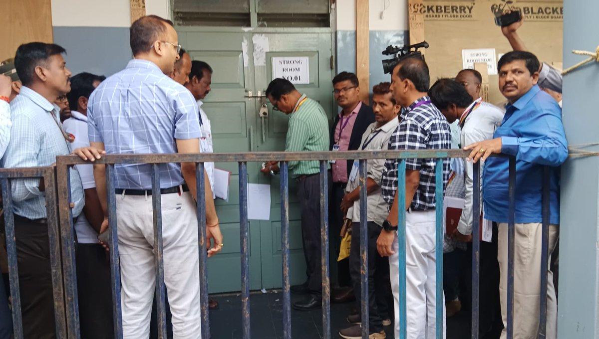 S27chandr1_TNIE's tweet image. The counting of votes for the #byelections to the #Davanagere South assembly constituency begins at DRR school.

@XpressBengaluru