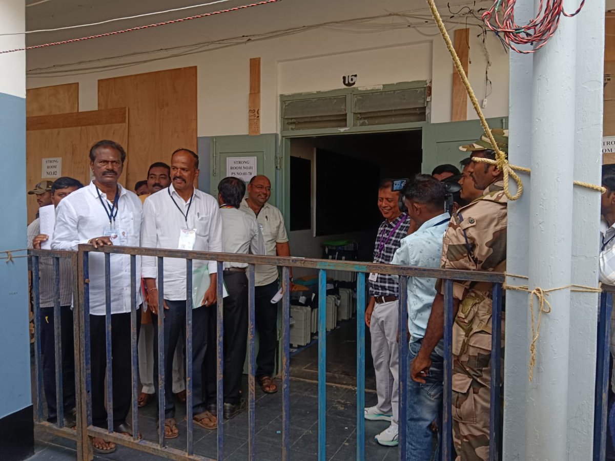 S27chandr1_TNIE's tweet image. The counting of votes for the #byelections to the #Davanagere South assembly constituency begins at DRR school.

@XpressBengaluru