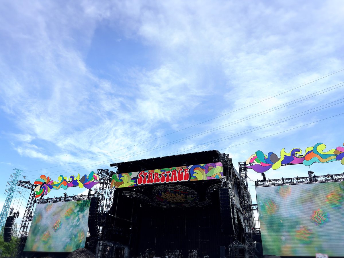 Seluria0912's tweet photo. ビバラ、めちゃくちゃいい天気すぎて暑い！スカパラで宮本さん出てきてぶち上がった！かっこよ。心配してた動線は、STARからVIVAの道が狭すぎて渋滞すぎて、ヤバT入れんし、スタジアム行くには一回出ないといけないし、今のところはイマイチ。 https://t.co/2zMiZfTUVS