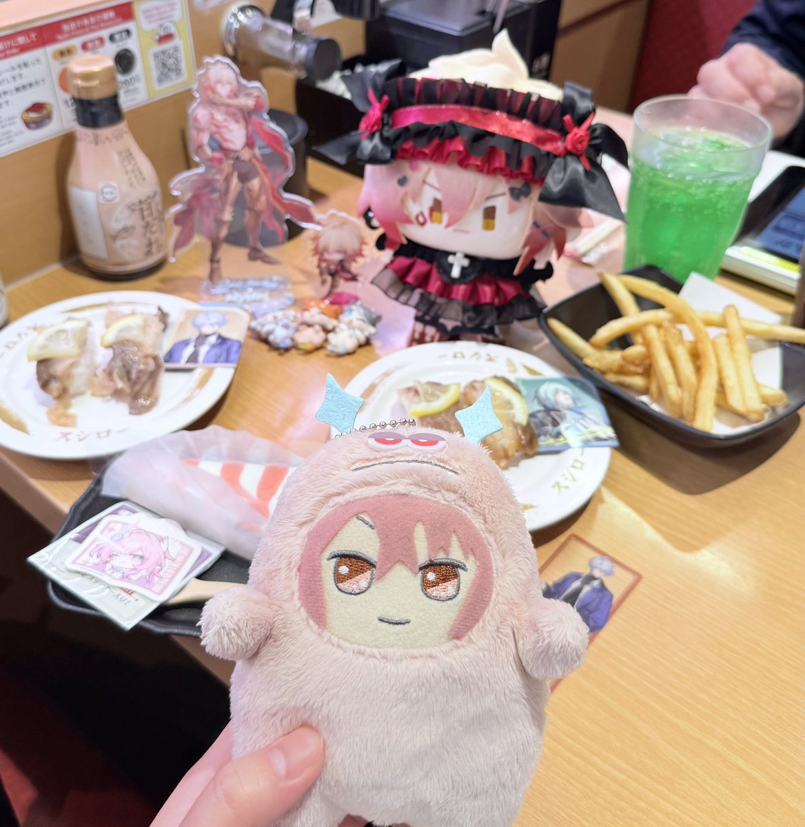 お菓子を狙うモンとら tweet media