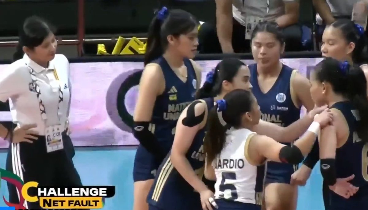 kahit sobrang stressed ako dito kay regina divinagracia, kuhang kuha nya ako sa mga decision making nya after ng holy week break. from time outs to substitution...

LOOK HOW PROUD SHE IS WHILE LOOKING AT THE TEAM.