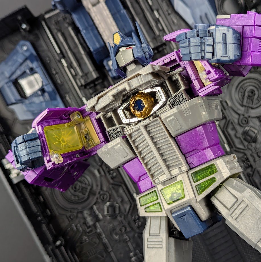 MoltaraLLC's tweet photo. Shattering the glass

#Transformers Masterpiece Shattered Glass Optimus Prime

📸#ShatteredGlass #OptimusPrime #TransformersMP #ToyPhotography https://t.co/09u65GdiEF