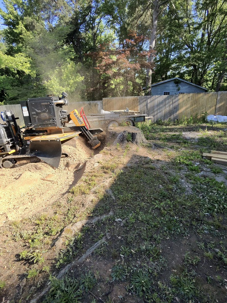 ben_snider95's tweet photo. @GroundsCrew_CT If only there was a way to discharge all shavings behind the machine…  above 40” and I spend 3x the time due to having to reposition or clean away shavings. https://t.co/877Itlm2ox