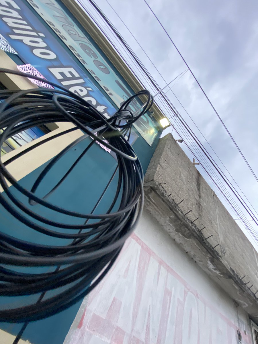 AlanSandol's tweet photo. @TELMEXSoluciona @TELMEXSoluciona Más de 48 horas sin servicio. Fibra óptica dañada en la calle (colgando). Trabajo con internet y es urgente. Exijo solución inmediata. Ya hay reporte levantado, y que llegan en 8 dias 🤡 https://t.co/KIg5WRn2oo