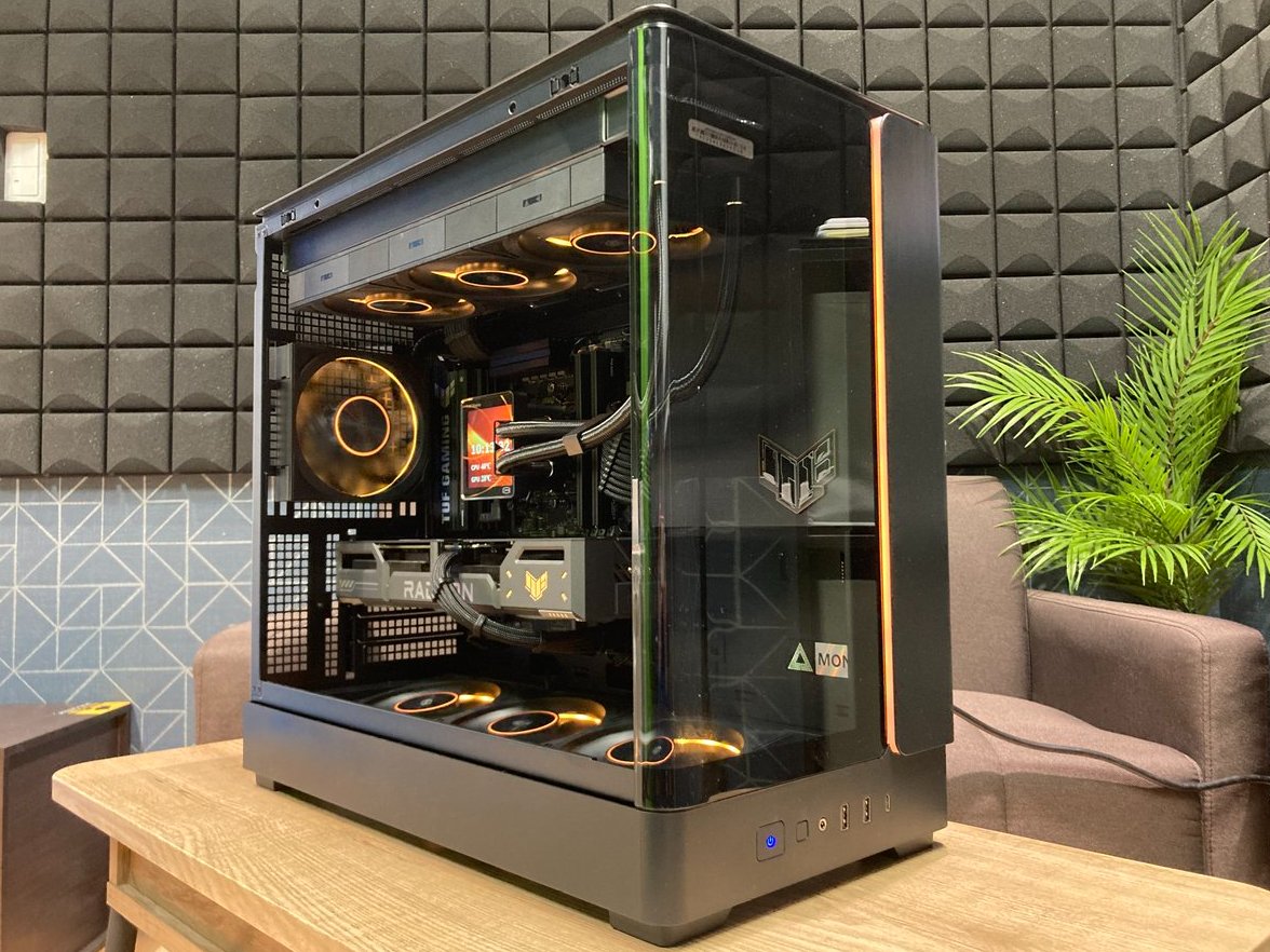 dospara_mae's tweet image. 【スタッフカスタムモデル】
「金属光沢で魅せる黒PC」をコンセプトに、金属製パーツが映える「ASUS TUF GAMING」「CPS製ファン」で統一した構成。
控えめなライン状のライティングは、黒に映える暖色系で統一。ケース内の「TUF GAMING」マグネットステッカーもポイントです。

#ドスパラスタッフ #CPS